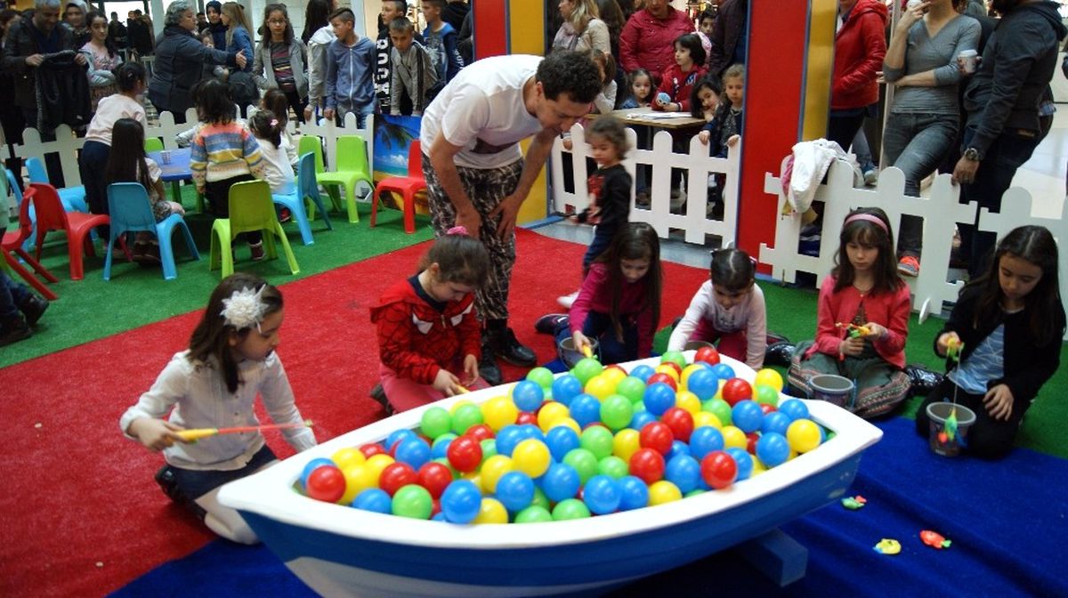 Minikler Karne Sevincini Piazza\'da Yaşayacak