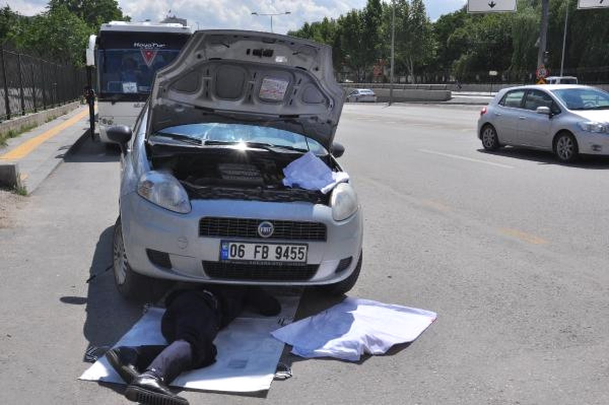 Otomobilin Motoruna Sıkışan Kediyi İtfaiye Ekipleri Kurtardı