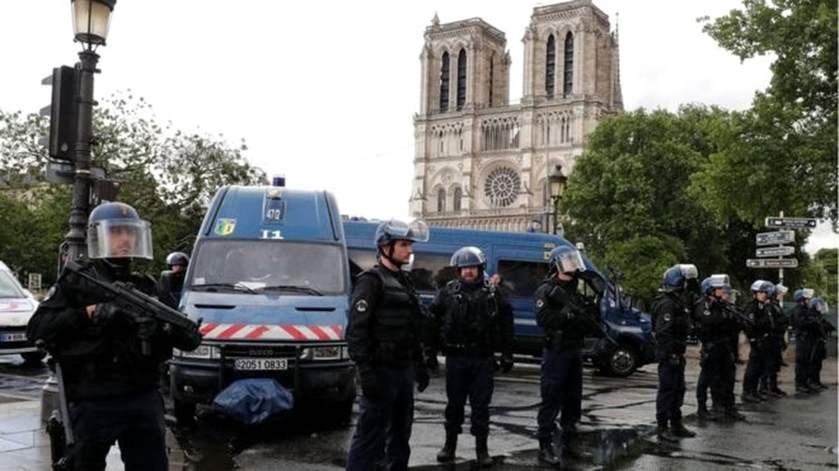 Paris Polisi \'Bir Saldırganın Vurulduğunu\' Açıkladı