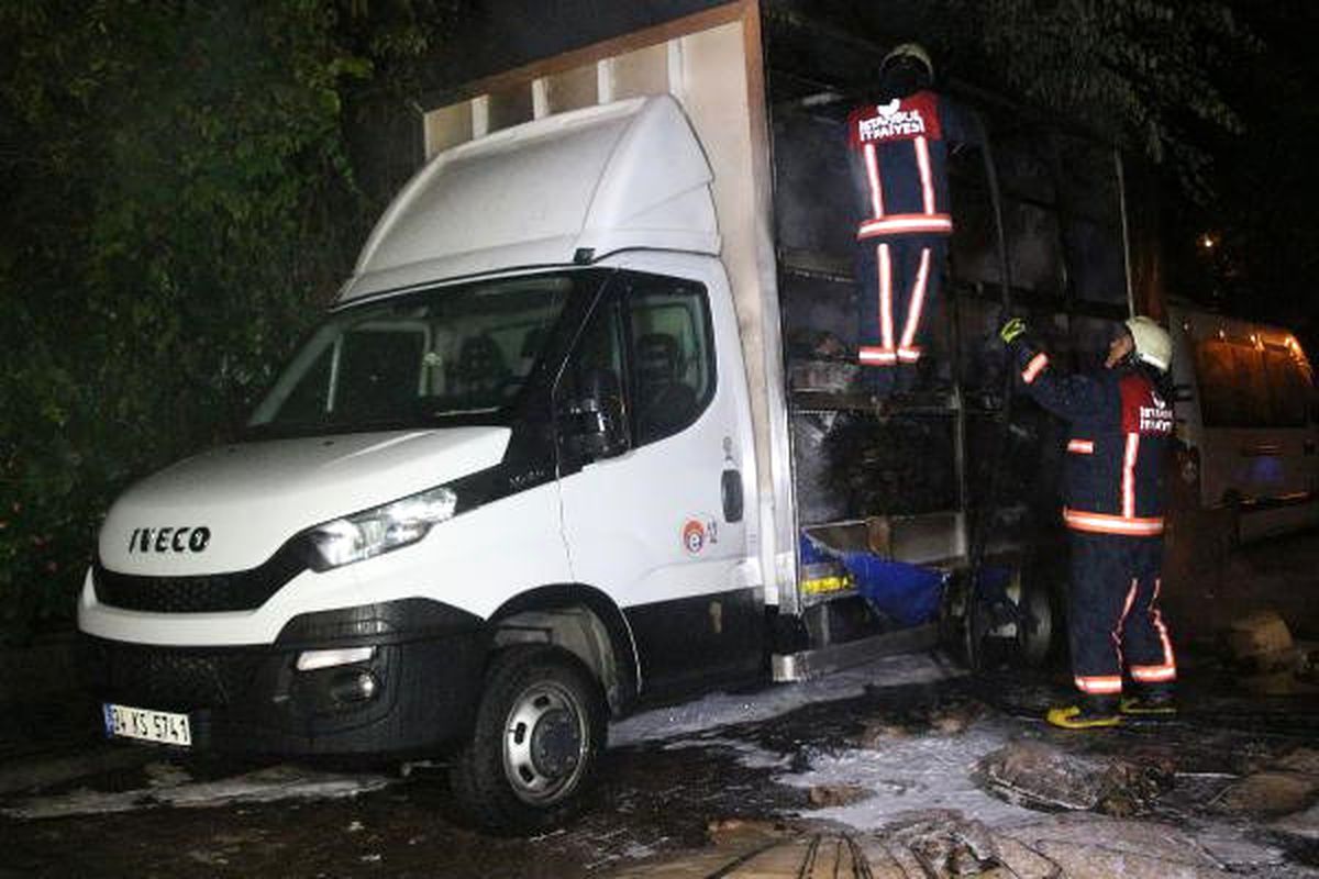 Park Halindeki Kamyonetin Kasası Alev Alev Yandı