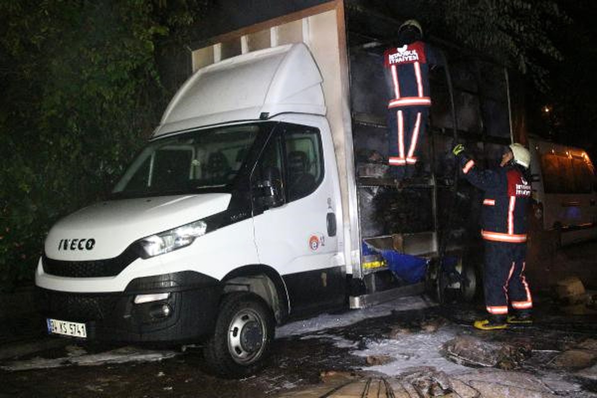 Park Halindeki Kamyonetin Kasası Alev Alev Yandı