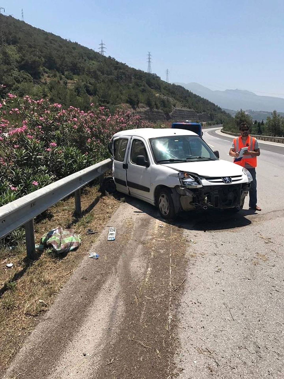 Payas\'ta Otomobil Bariyerlere Çarptı; 5 Yaralı