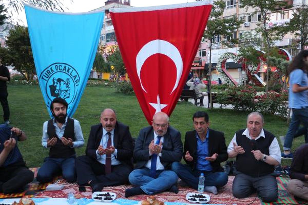 Pide ve Zeytinle İftar Yaptılar