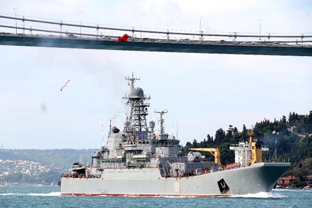 Rus Savaş Gemisi İstanbul Boğazı\'ndan Geçti