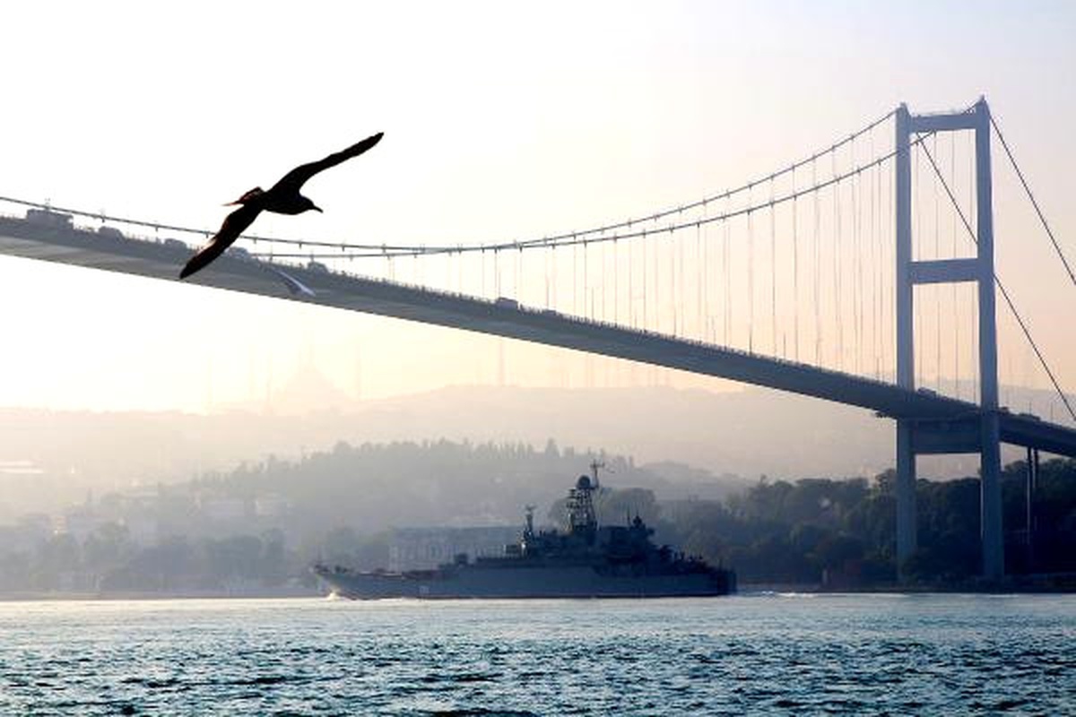 Rus Savaş Gemisi İstanbul Boğazı\'ndan Geçti