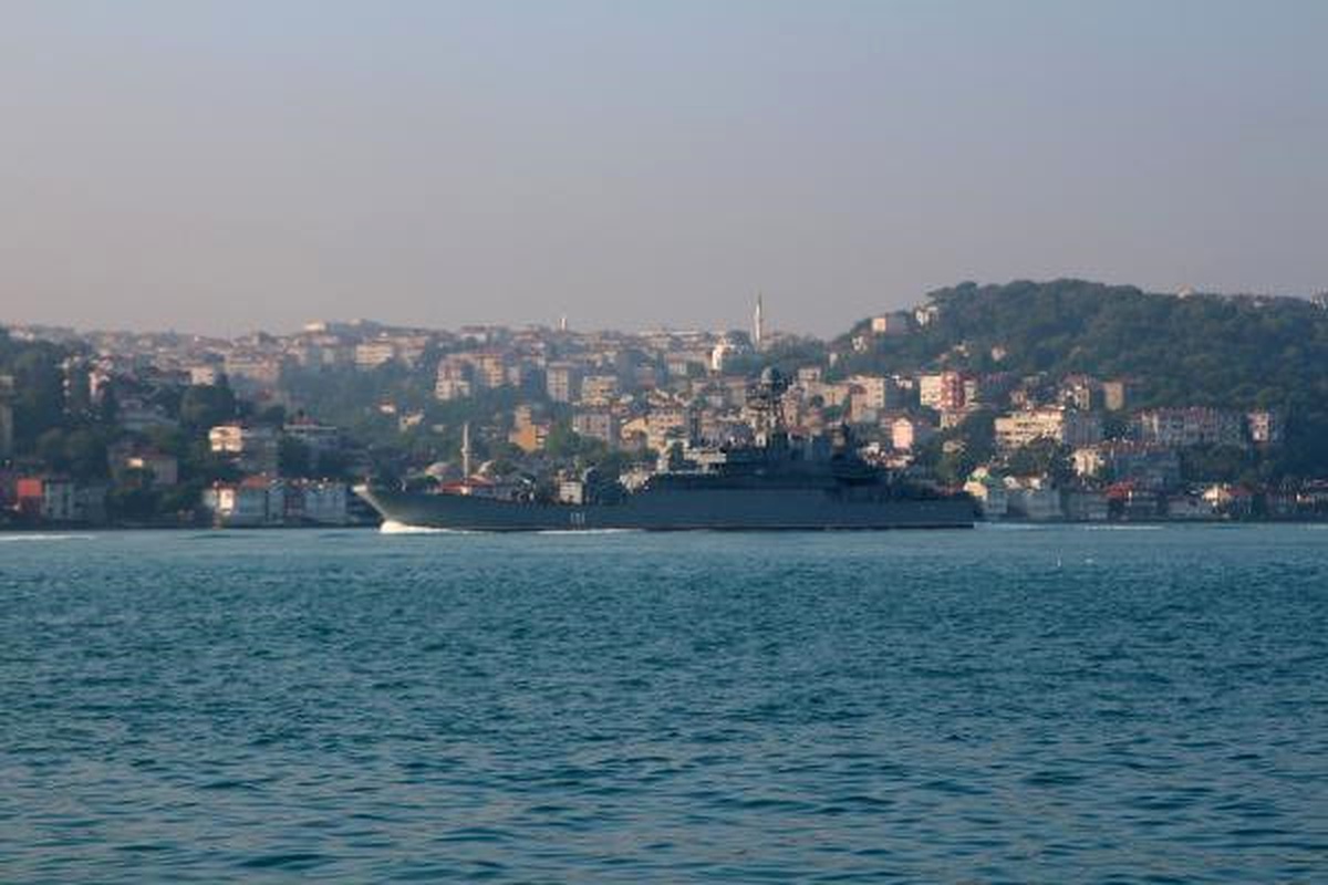 Rus Savaş Gemisi İstanbul Boğazı\'ndan Geçti
