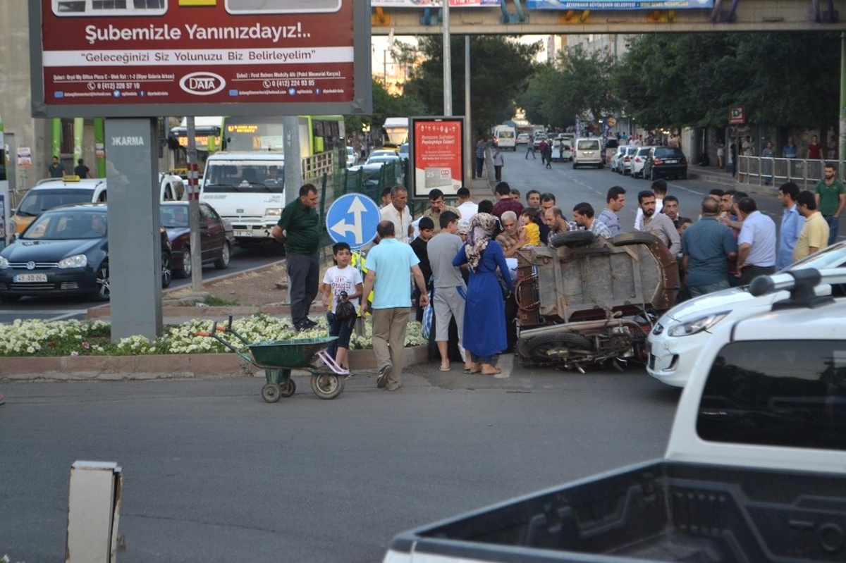 Sepetli Motosiklet ile Otomobil Çarpıştı: 2 Yaralı
