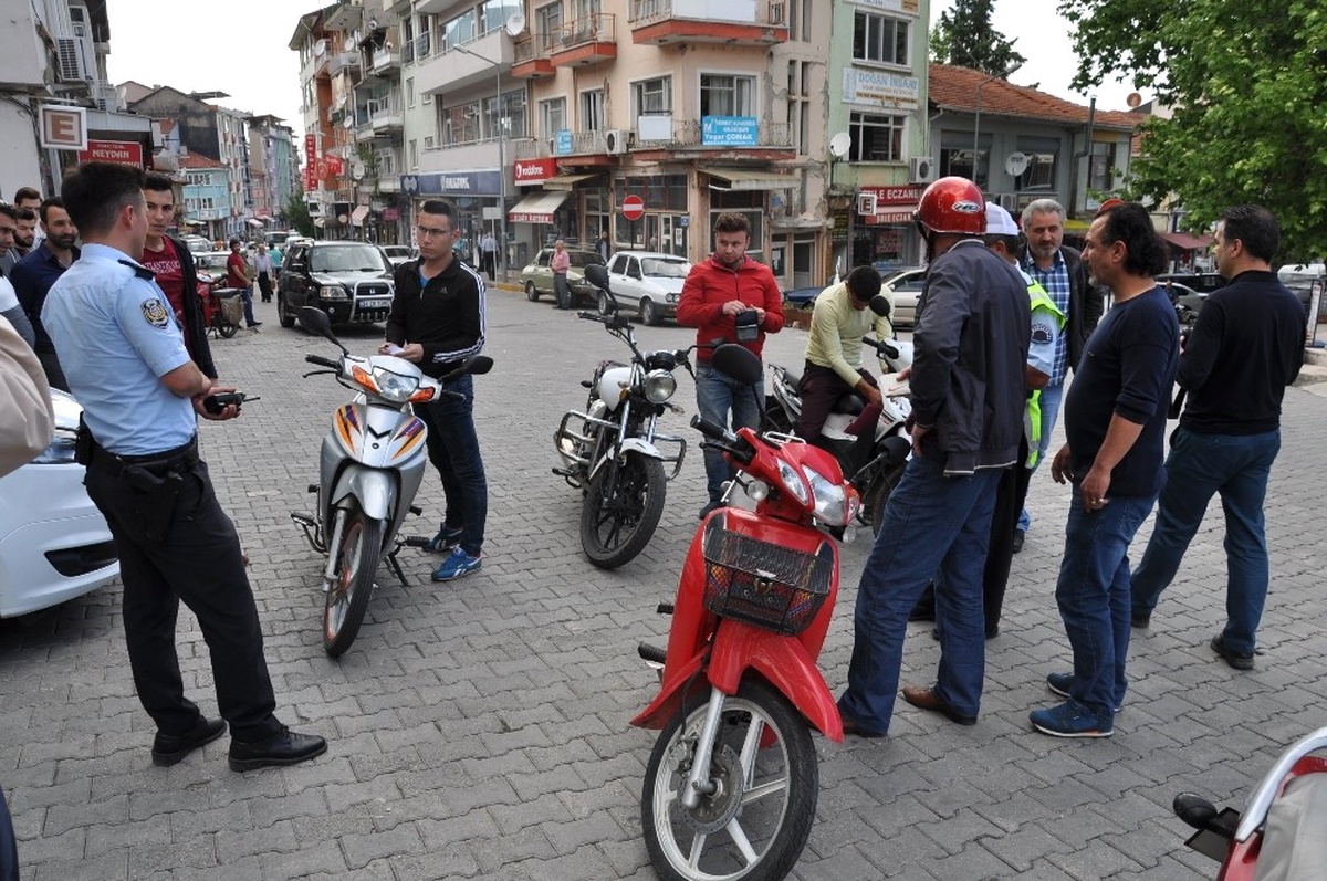 Simav\'da Plakasız 20 Motosiklet Toplatıldı