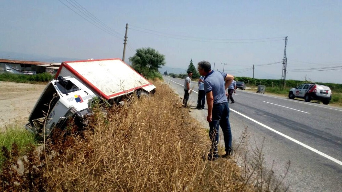 Söke\'de Yoldan Çıkan Kamyonet Yan Yattı