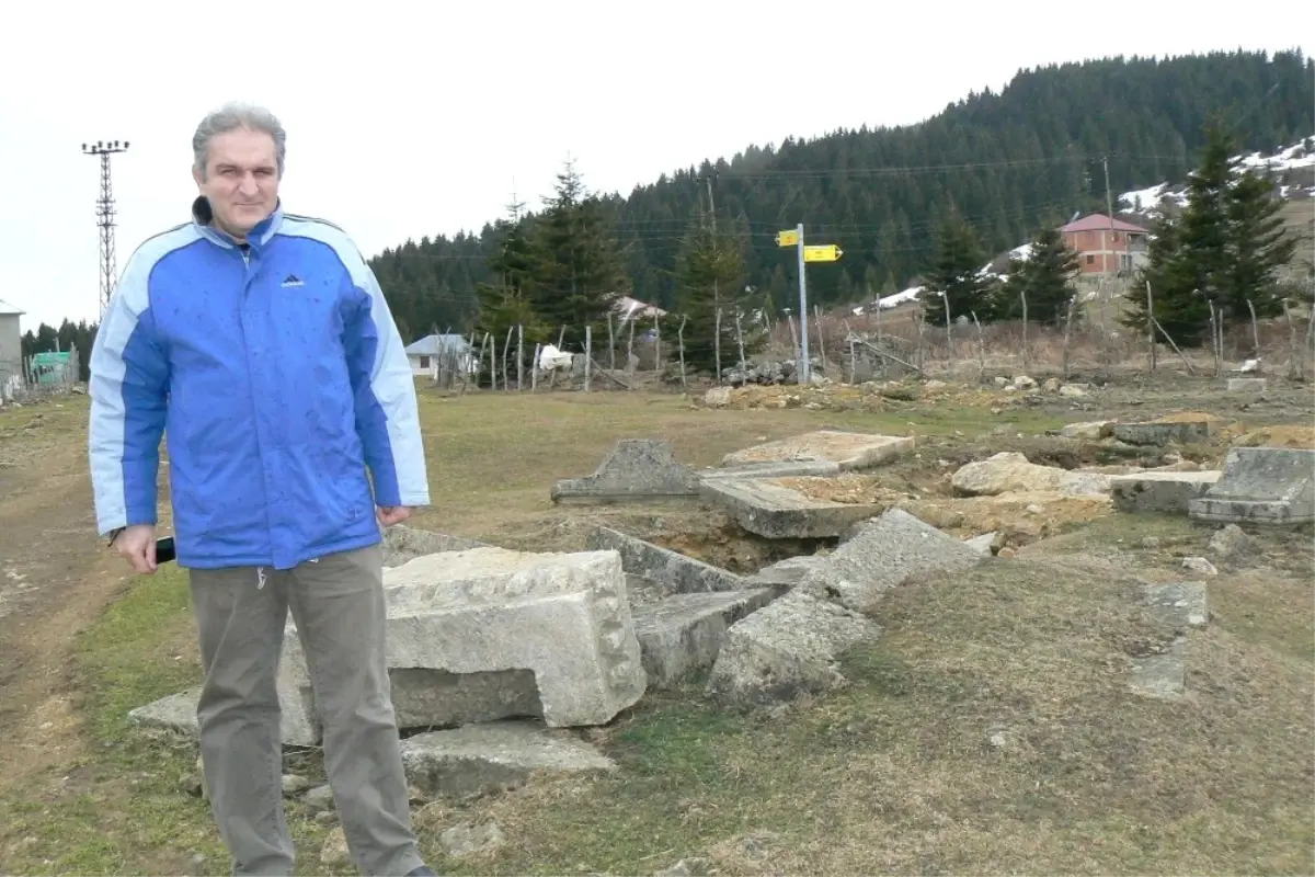 Süleyman Felek\'in Kabirleri Tahrip Edildi