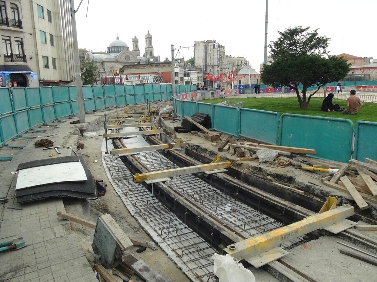 Taksim\'de Nostaljik Tramvayın Rayları Döşenmeye Başlandı