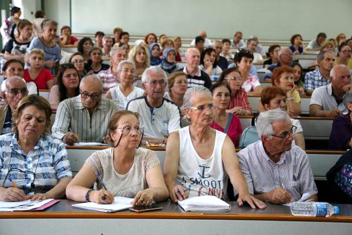 Tazelenme Üniversitesi\'nde Kazağı Ören Yaşlılar Sınıfı Geçti