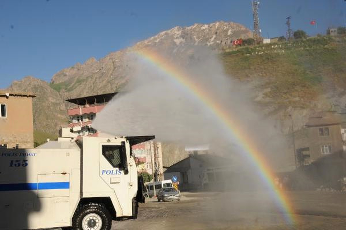 Toma\'lar Bu Kez Hakkari Caddelerini Yıkadı