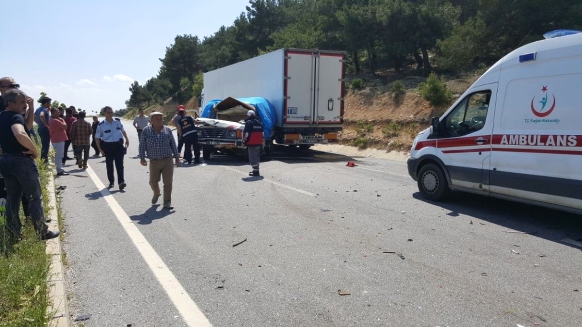 Uşak\'taki Kazalarda 2 Çocuk Hayatını Kaybetti, 3 Kişi Yaralandı