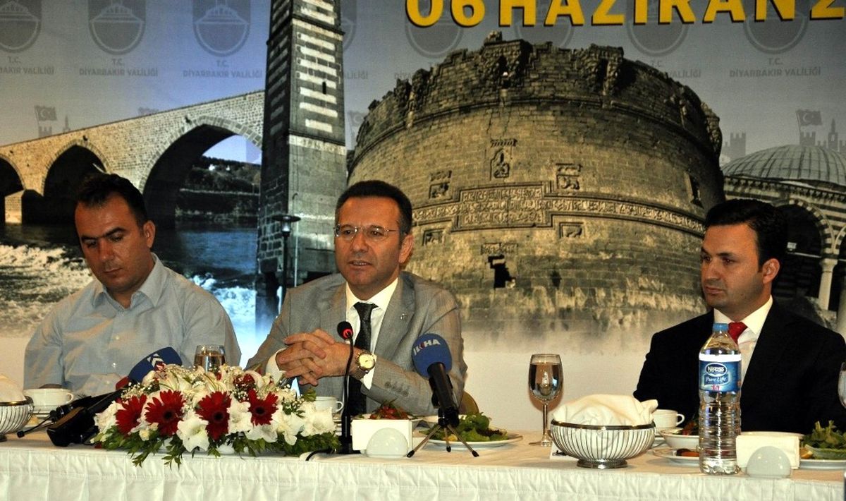 Vali Aksoy: "Terör Örgütüyle Arasına Mesafe Koyan Diyarbakır Halkına Teşekkürlerimi Sunuyorum"
