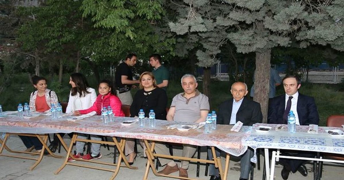 Vali Toprak İftarını Vatandaşlarla Birlikte Açtı