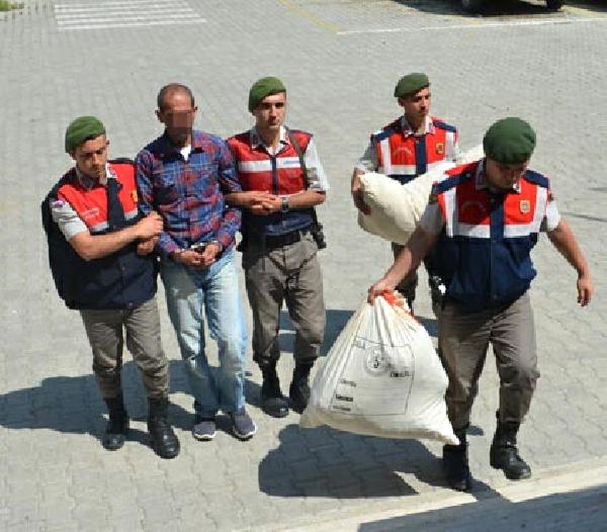 Yolcu Otobüsüyle Esrar Sevkiyatına Tutuklama