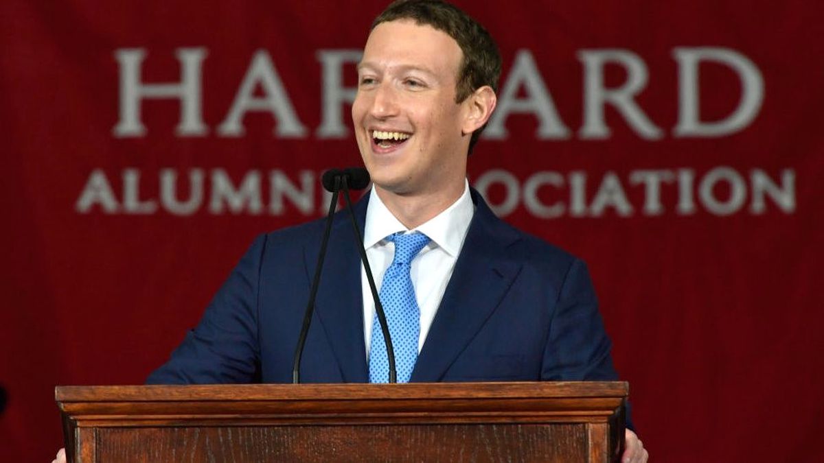 Zuckerberg Harvard \'Diplomasını\' Aldı