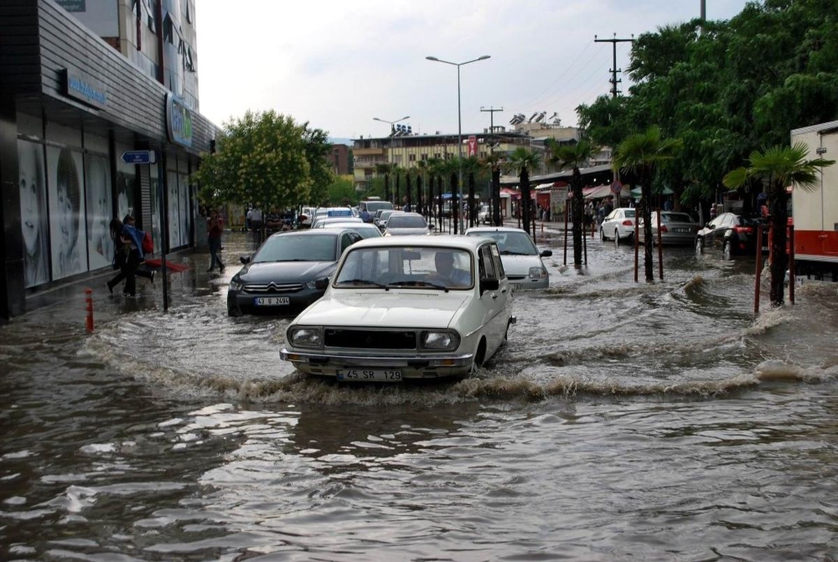15 Dakikalık Yağmur Salihli\'yi Sular Altında Bıraktı