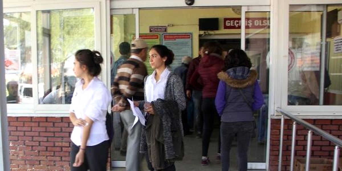 15 Öğrenci ile 10 Öğretmen Zehirlenme Şüphesiyle Hastaneye Başvurdu