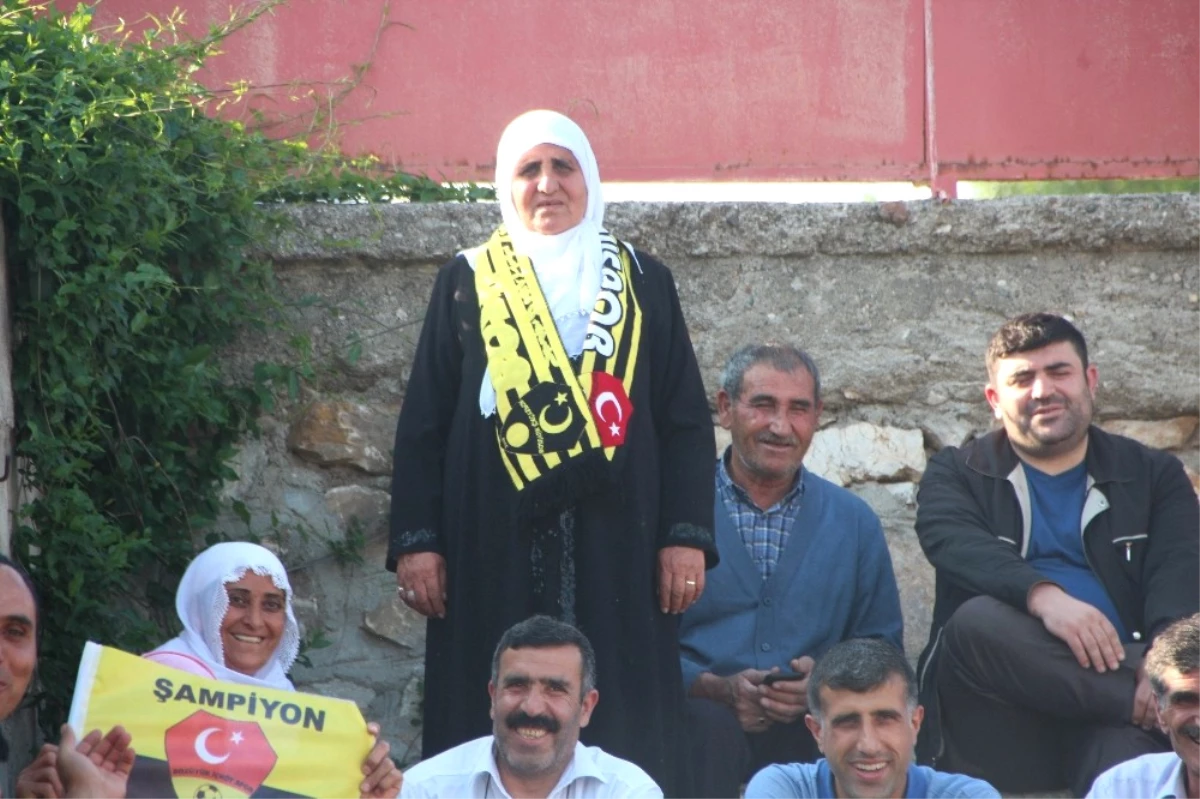 70 Yaşındaki Teyze Köy Futbol Takımının Hiçbir Maçını Kaçırmıyor