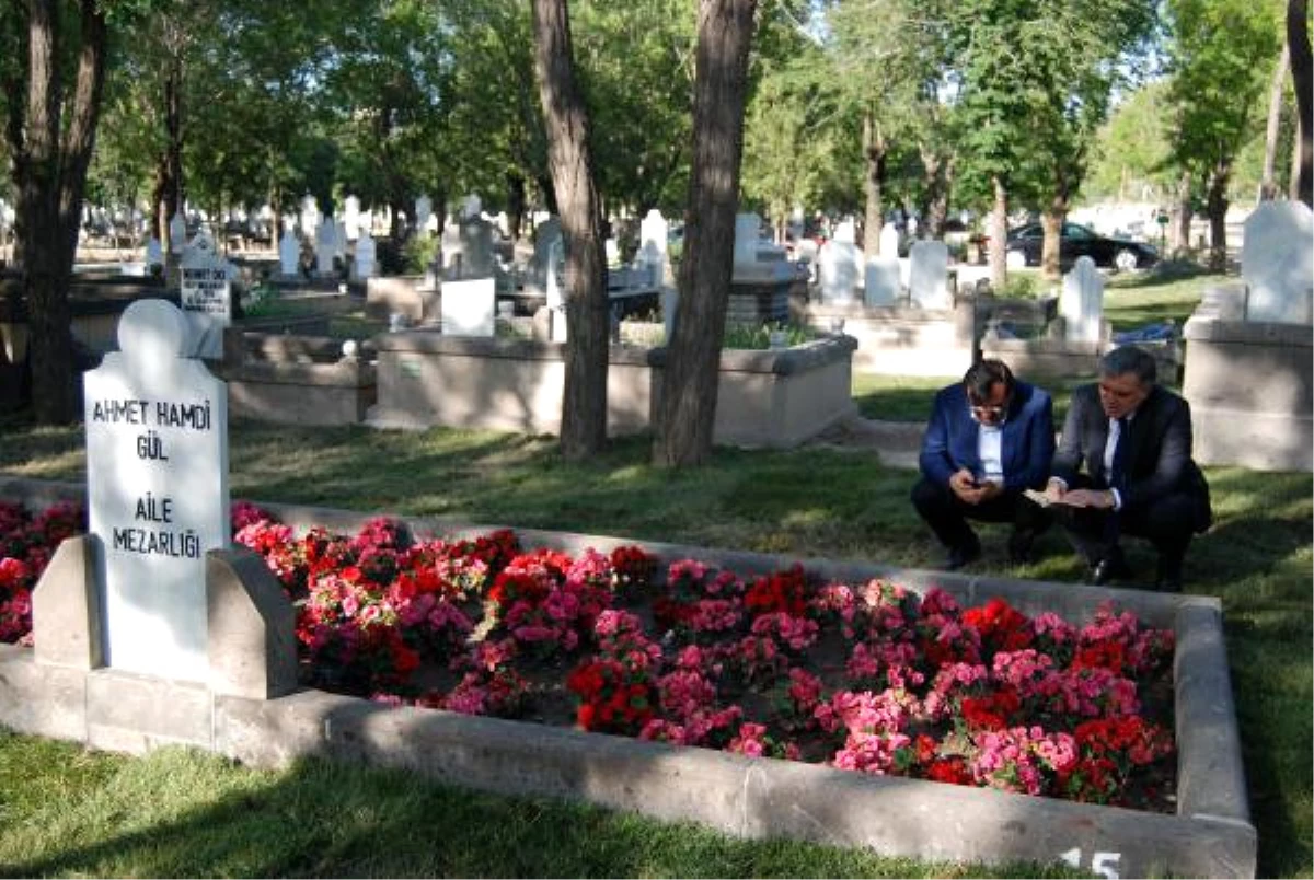 Abdullah Gül, Babasının Mezarı Başında Yasin Okudu