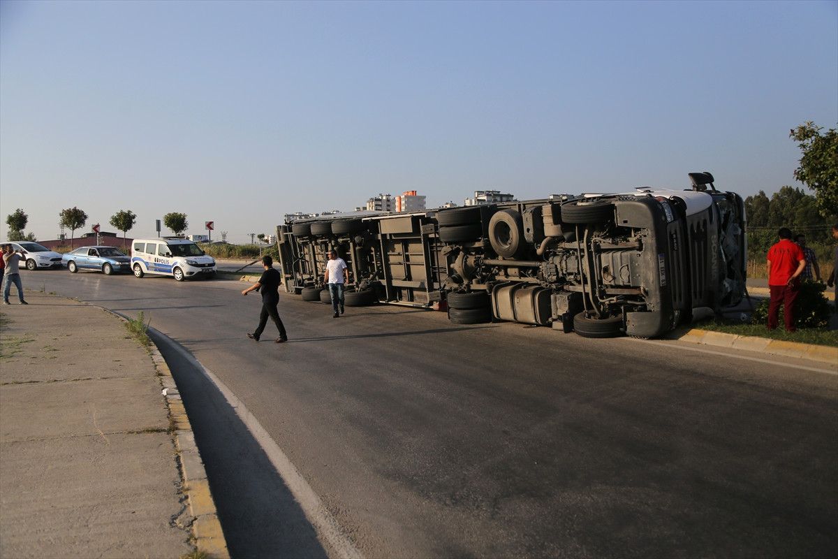 Adana\'da Tır Devrildi: 1 Yaralı