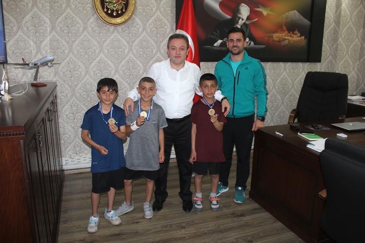 Ağrılı Miniklerden Teniste Başarı