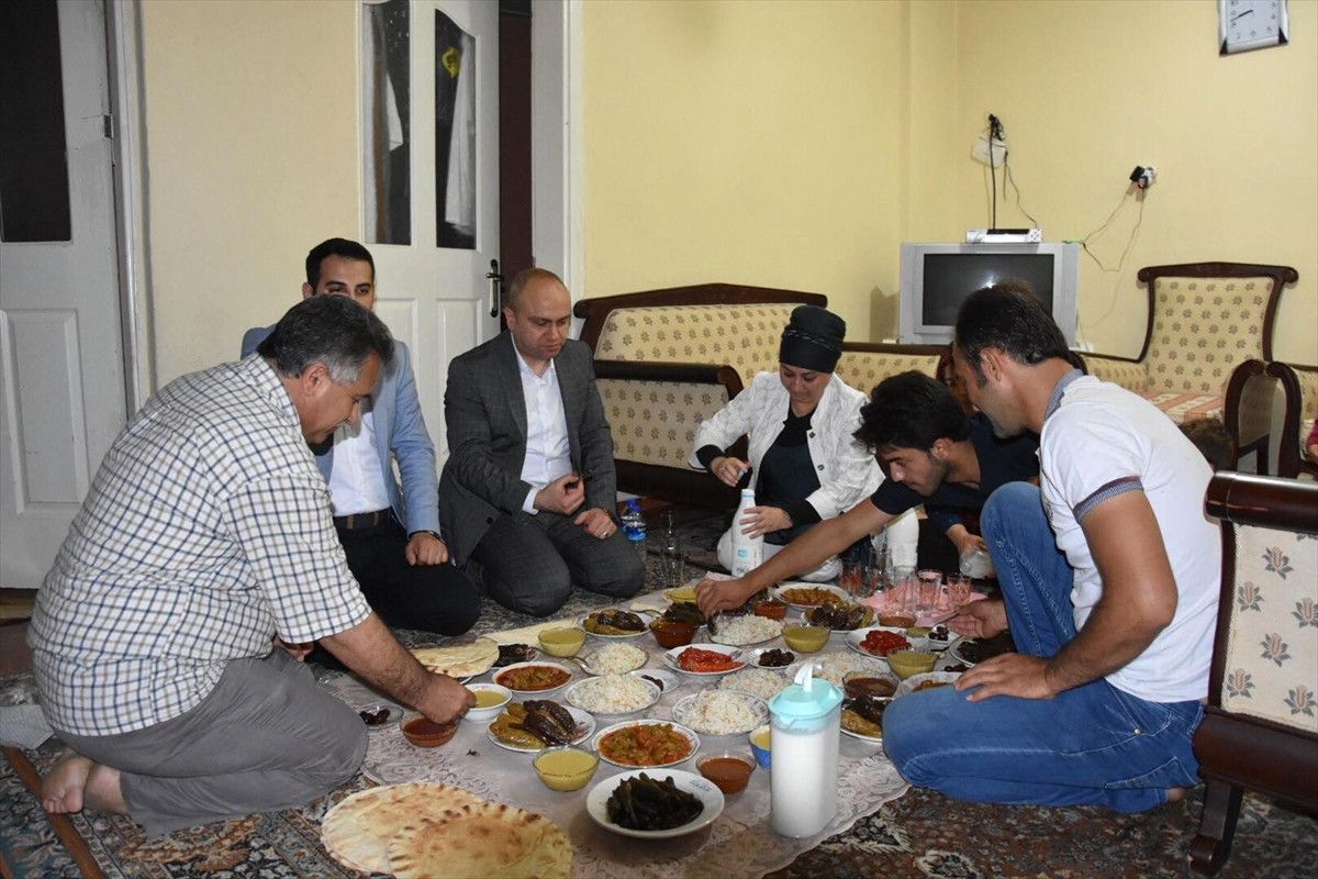 Ak Partili Yöneticiler Yoksullarla İftar Yapıyor