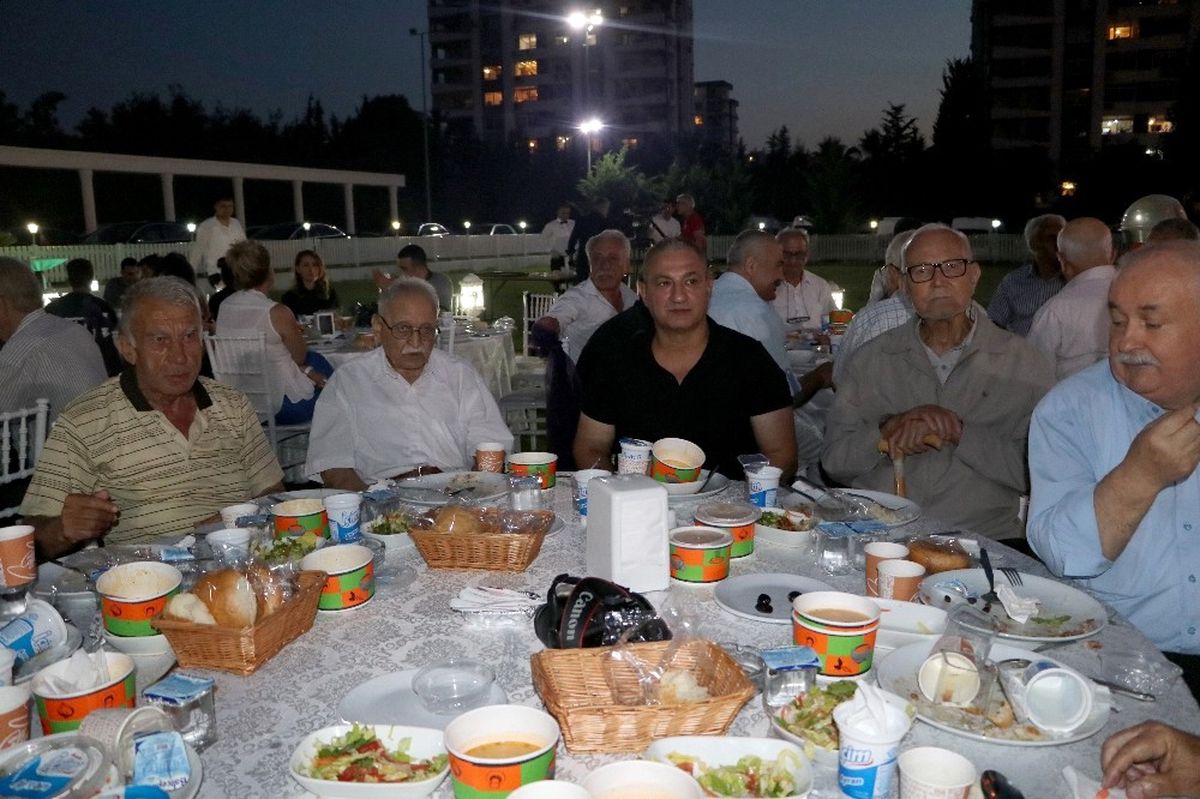 Akamder\'den Anlamlı İftar