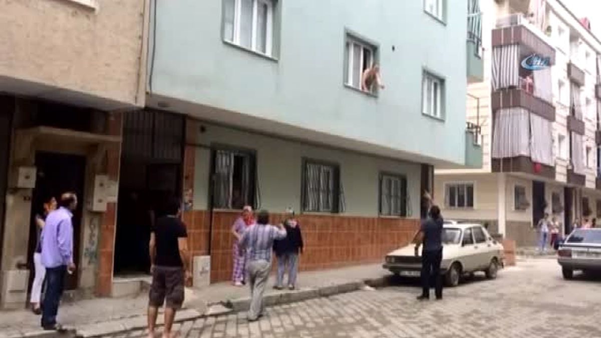 Akli Dengesi Yerinde Olmayan Kişi 2 Kişiyi Yaraladı