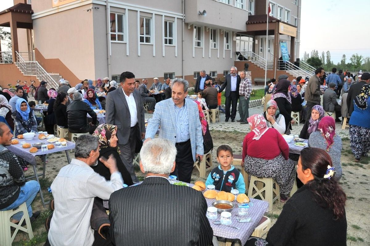 Akşehir Belediyesi\'nin Mahalle İftarları Devam Ediyor
