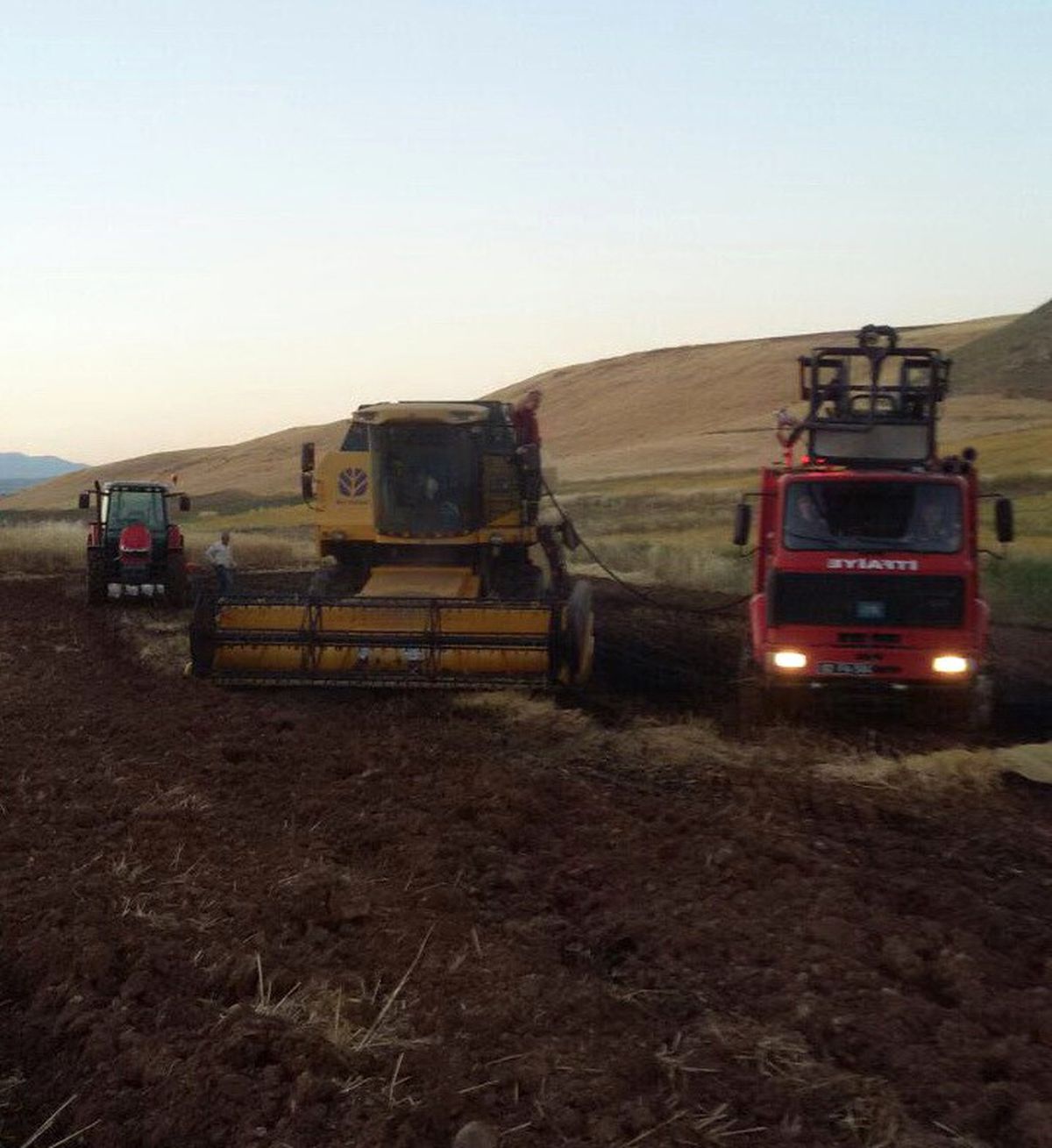 Arpa Tarlasında Hasat Yapılırken Yangın Çıktı