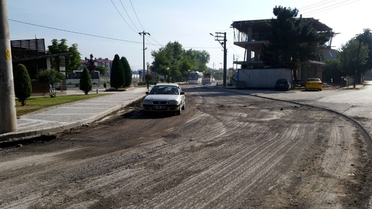 Asfaltlamada Sıra Saatçigil Caddesinde Geldi