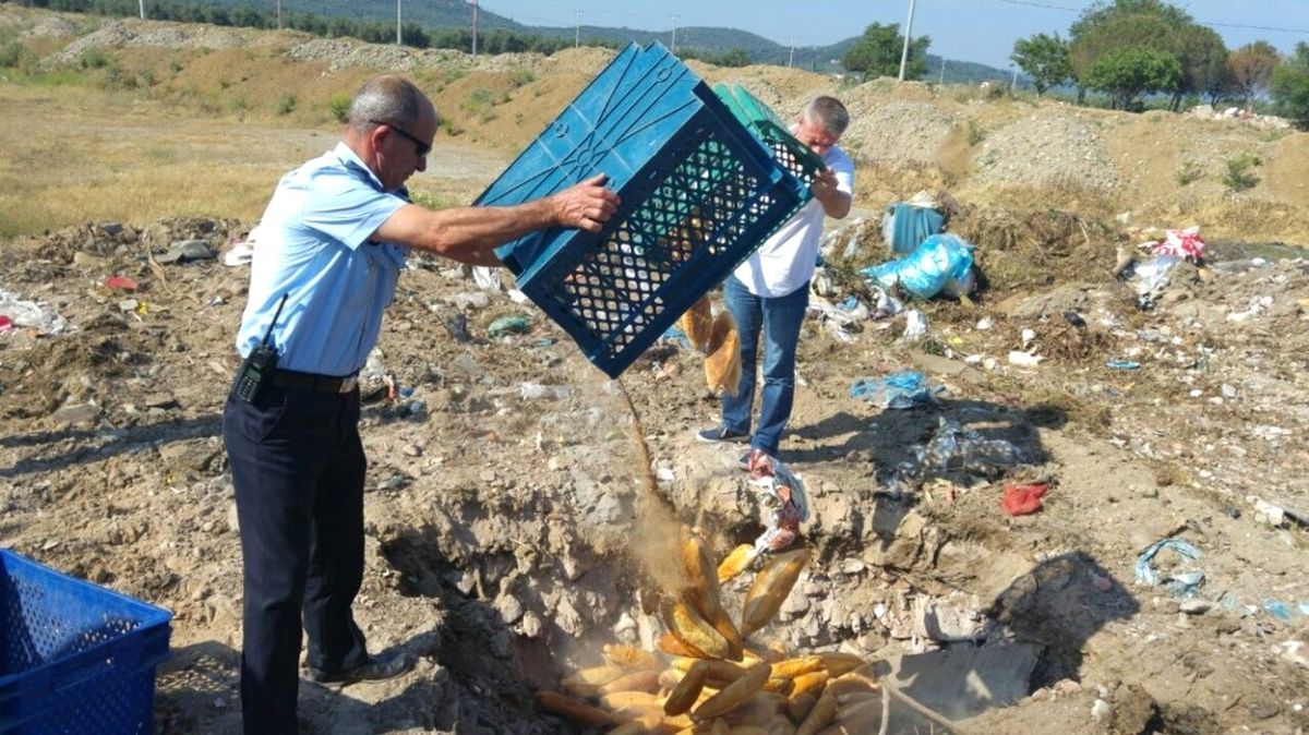 Balıkesir\'de Sinek İlacı Bulaşan 250 Ekmek İmha Edildi