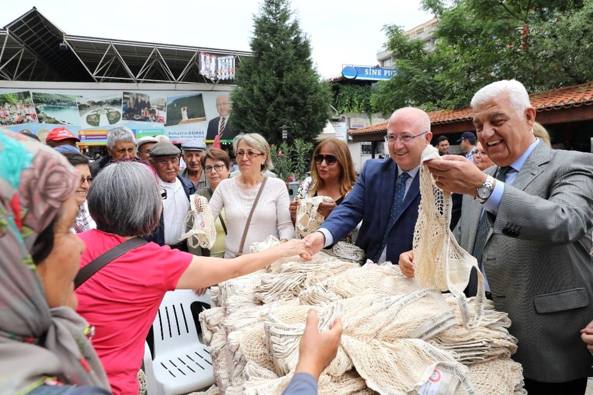 Başkanlar Alışveriş Filesi Dağıttı