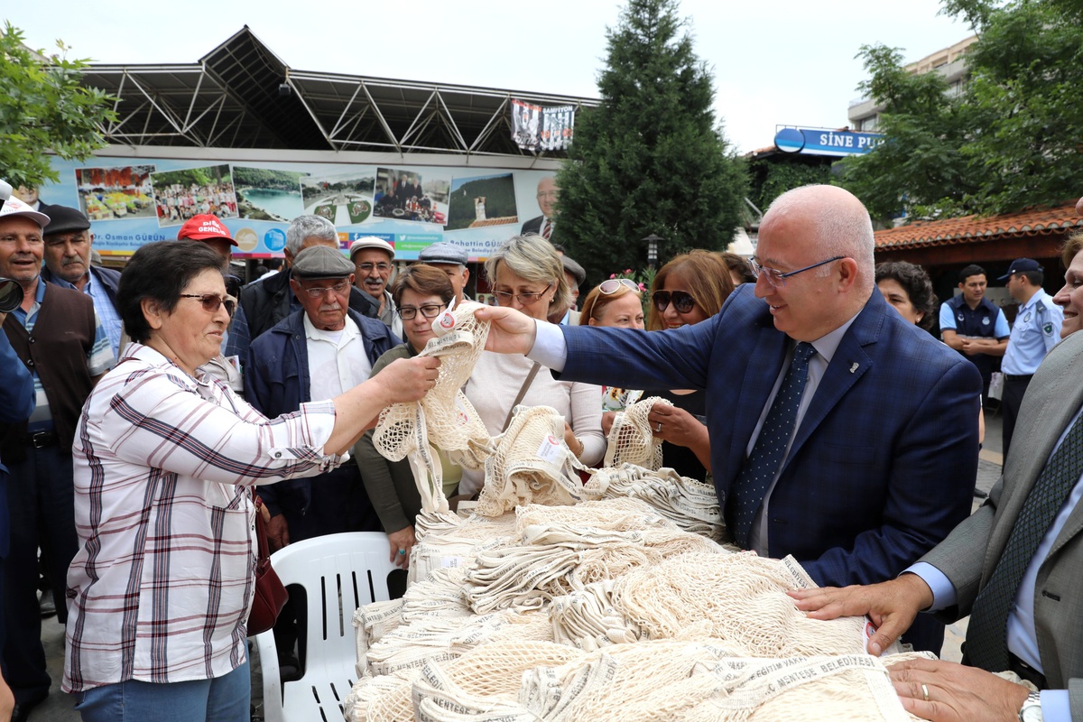 Başkanlar Vatandaşa Alışveriş Filesi Dağıttı