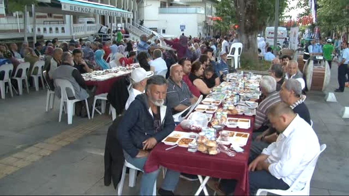 Beykoz\'da 7\'den 70\'e İftar Sofrası