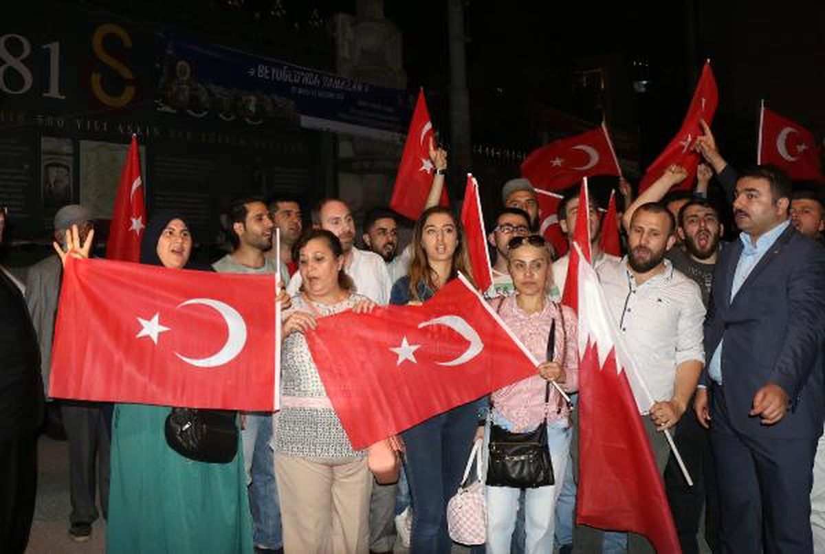 Beyoğlu\'nda Katar\'a Destek Eylemi