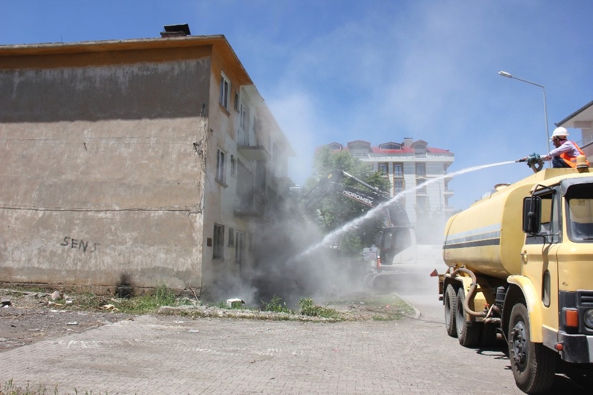 Bingöl\'de 1971 Depremi Sonrasında Yapılan Deprem Konutları Yıkılıyor