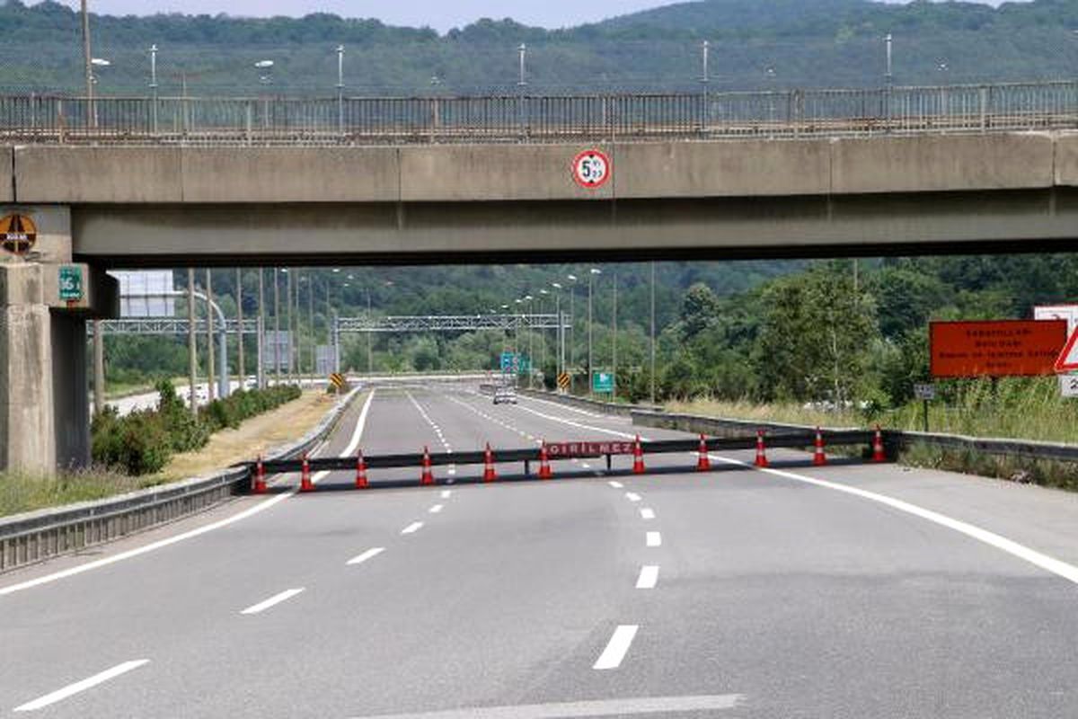 Bolu Dağı\'nda Tem\'in Ankara Yönü Ulaşıma Kapatıldı