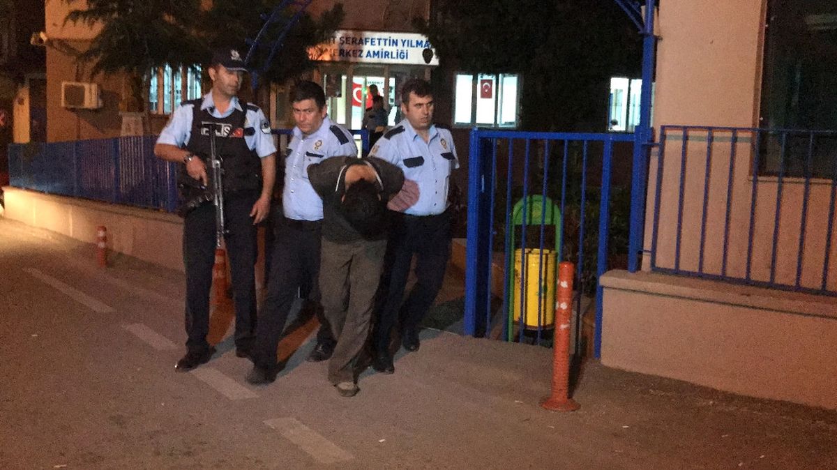 Bomba Var" Diye Bağırıp Karakola Poşet Attı