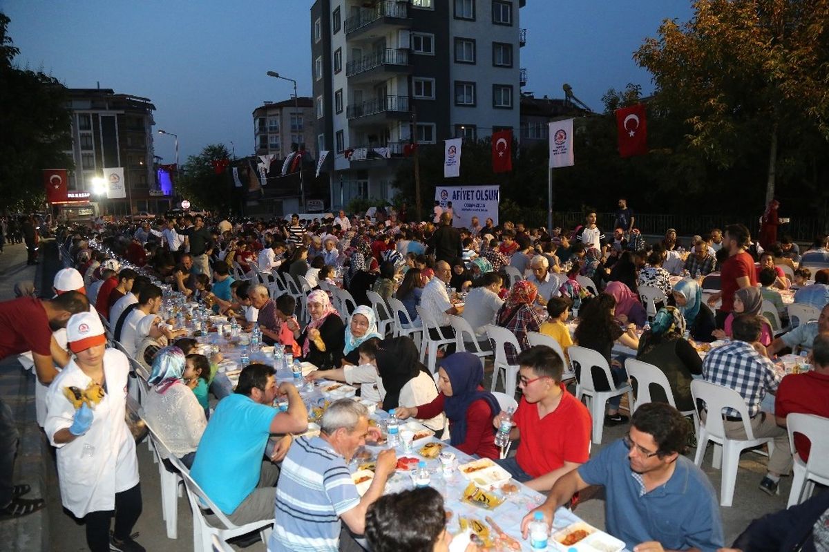 Büyükşehir\'den 2 Mahallede 4 Bin Kişiye İftar