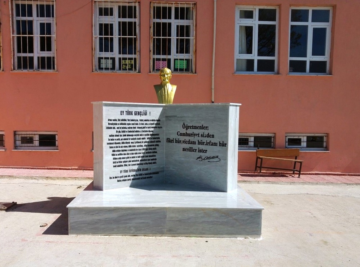 Büyükşehir Muhtarların Atatürk Büstü İsteğini Gerçekleştirdi