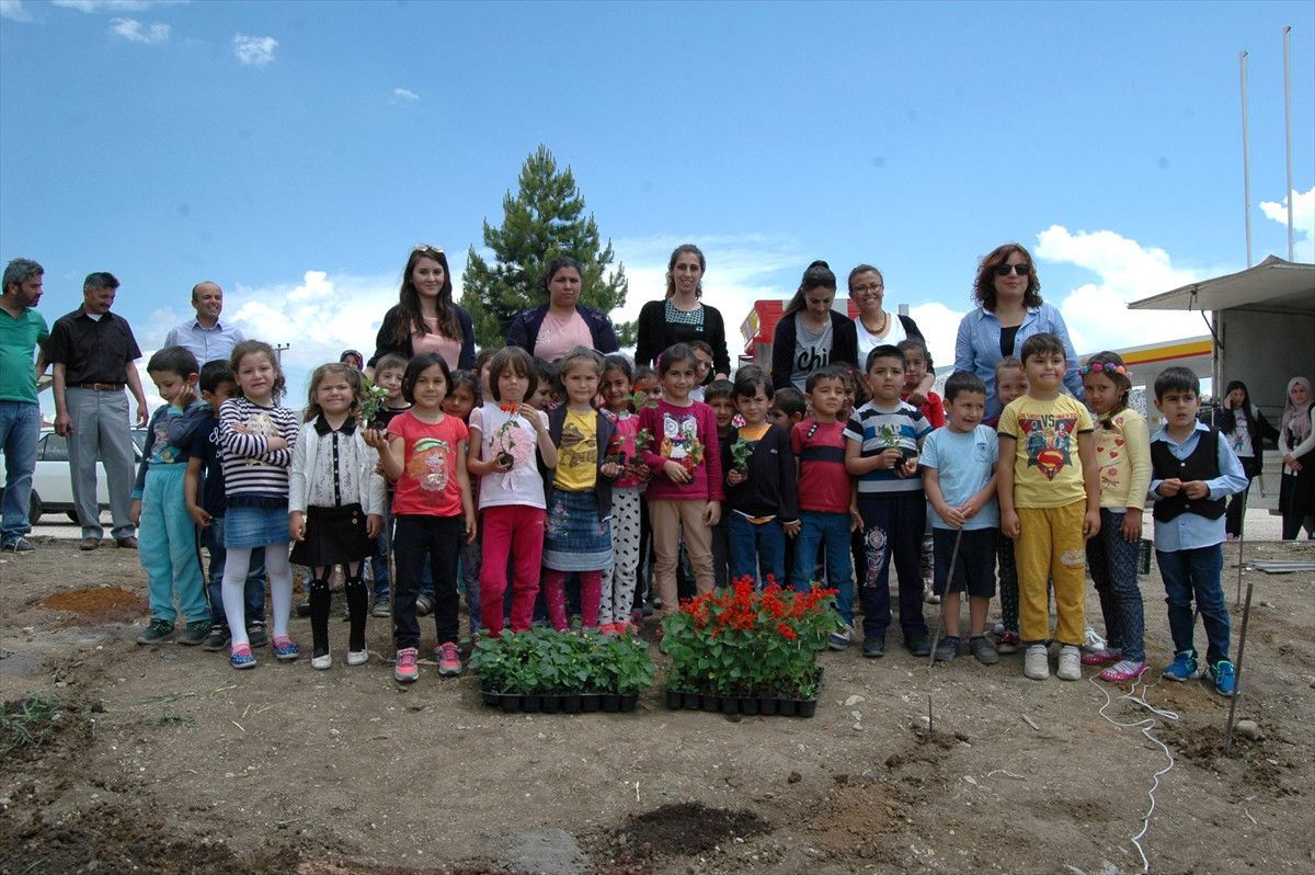 Çiçek Ekerek Türk Bayrağını Oluşturdular