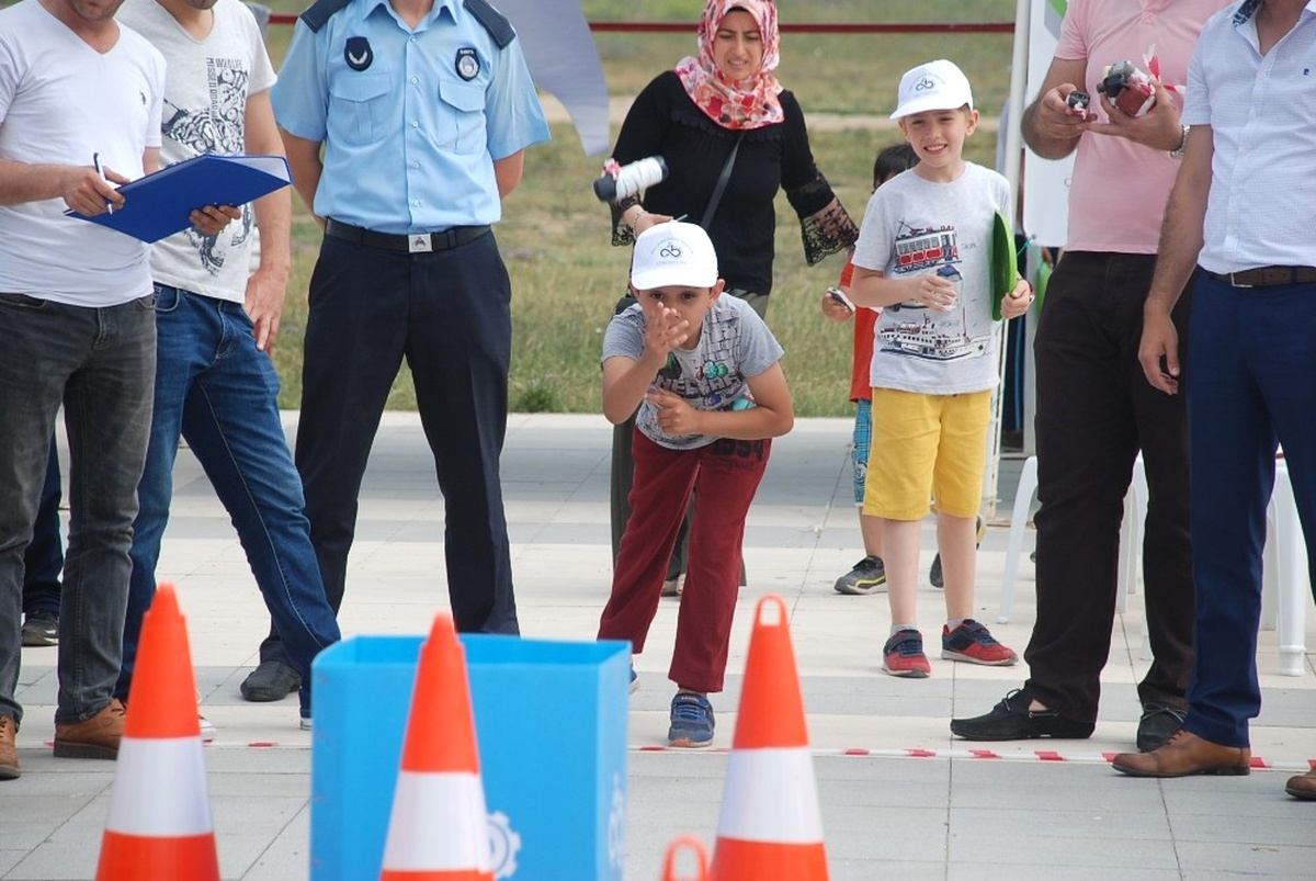 Çorlu\'da Atık Cep Telefonu Fırlatma Yarışması Yapıldı