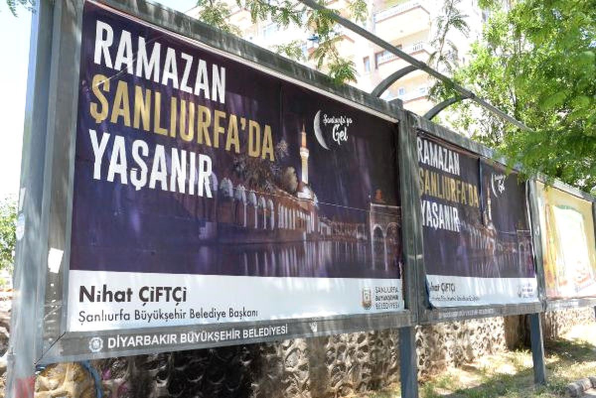 Diyarbakır\'da Bilboardlara Asılan, \'Ramazan Şanlıurfa\'da Yaşanır\' Afişlerine Tepki