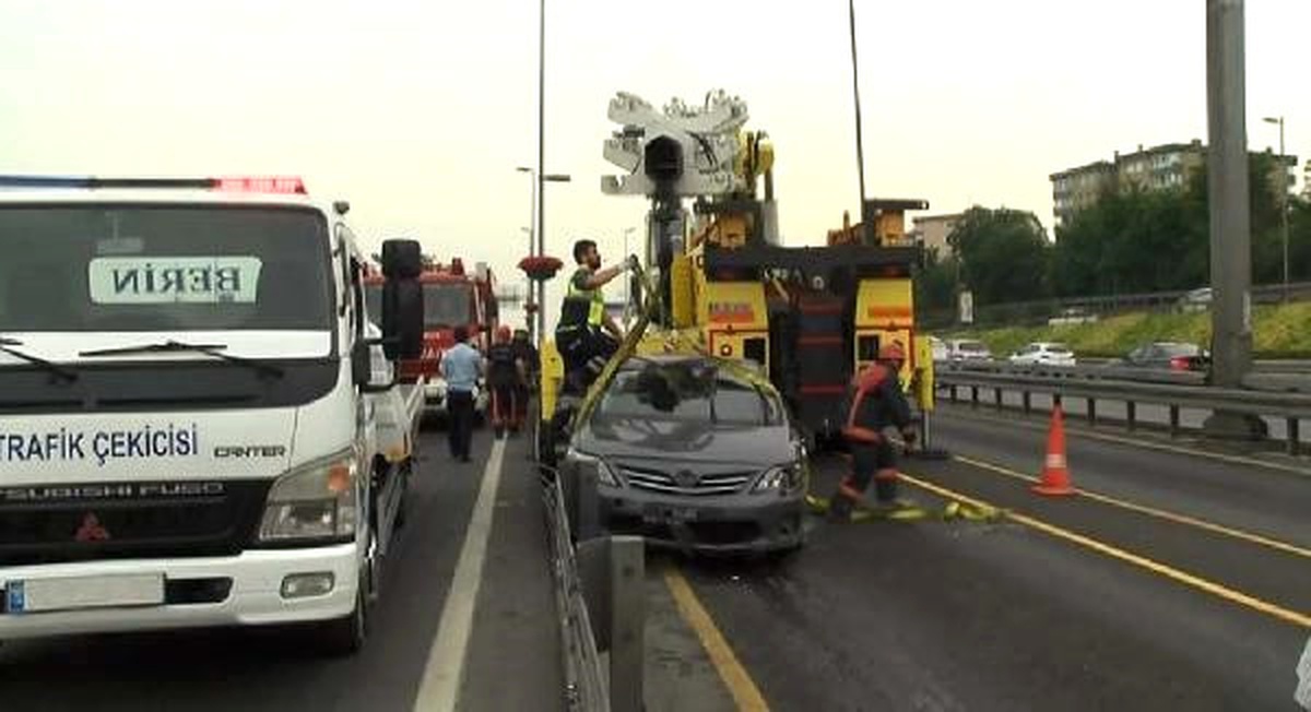 E-5\'de Takla Atan Bir Araç Metrobüs Yoluna Girdi
