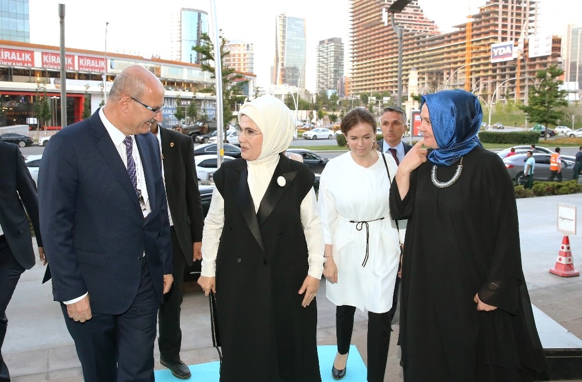 Emine Erdoğan: "Bu Ülkede Darbelere İzin Vermeyecek Bir Sistem İnşa Edeceğiz"
