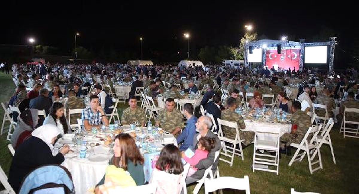 Erdoğan ve Gül Tugayda Birlikte İftar Yaptı (3)